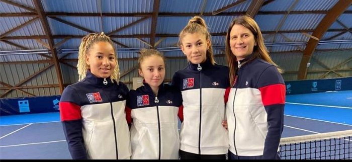 L'équipe de France U14 le 8 Février avec : Shanice, Sarah Iliev et Carla Fity et leur capitaine Alexandra Fusai qualifiées pour la finale de la Winter Cup après leur victoire contre la Slovaquie. Bravo les filles !!! Le 9 Février les filles s'arrêtent en finale, battues par la Grande-Bretagne.
